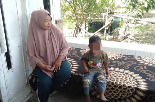 Balita GI (3) bersama orang tuanya, Pipit Setiawati (34), saat ditemui di kediamannya di Kecamatan Muara Gembong, Kabupaten Bekasi, Jawa Barat, Rabu, 23 Maret 2022. Bocah tersebut memiliki kebiasaan unik dengan mengonsumsi kertas, kardus, hingga sandal.