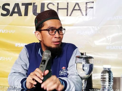 Ustaz Adi Hidayat.