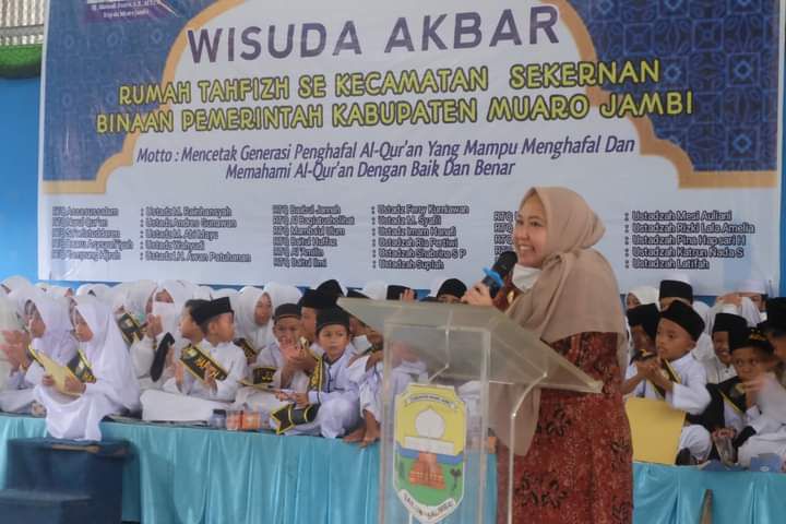 Bupati Muaro Jambi Hj. Masnah Busro, SE, M.Tr.IP saat memberikan piagam wisuda kepada santri penghafal Al Quran.