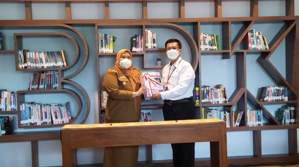 Bupati Muaro Jambi Hj. Masnah Busro, S.E, M.Tr, I.P, saat menyerahkan LKPD tahun 2021 ke BPK RI Perwakilan Jambi.