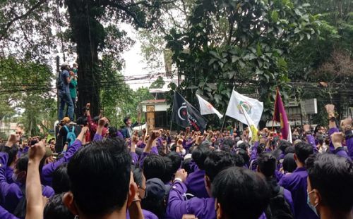 Ribuan mahasiswa yang tergabung dalam aliansi 