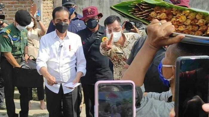 Presiden Jokowi Bagi-bagi Amplop