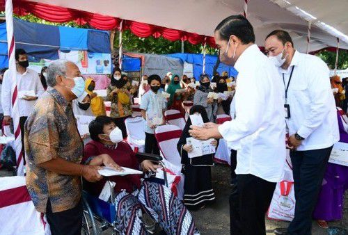 Selain mencairkan BLT Minyak Goreng, Presiden Joko Widodo juga menyerahkan Bantuan Modal Kerja (BMK)