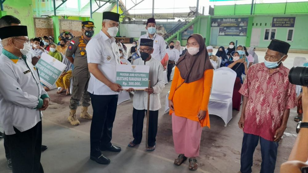 SERAHKAN BANTUAN: Walikota Jambi, Syarif Fasha menyerahkan bantuan Mustahiq Ramadhan 1443 H, dari Baznas Kota Jambi.