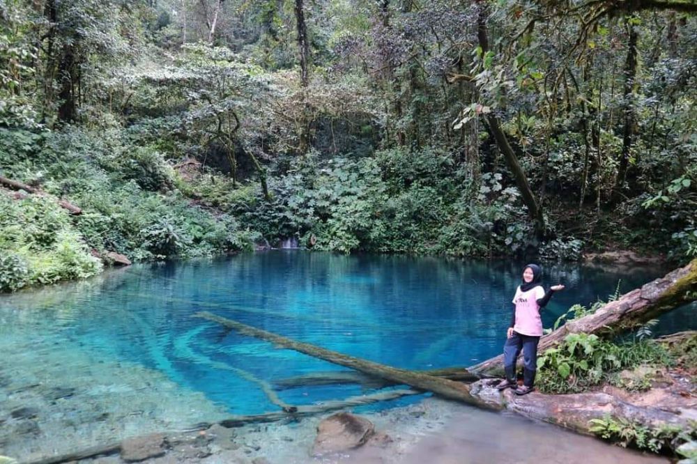
Seorang wisatawan sedang berfose di objek wisata populer Danau Kaco Kerinci. Saat libur lebaran objek wisata ini ditutup sementara.