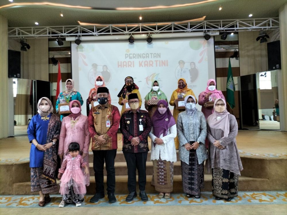 Wawako Maulana (tengah) foto bersama saat peringatakan hari kartini.