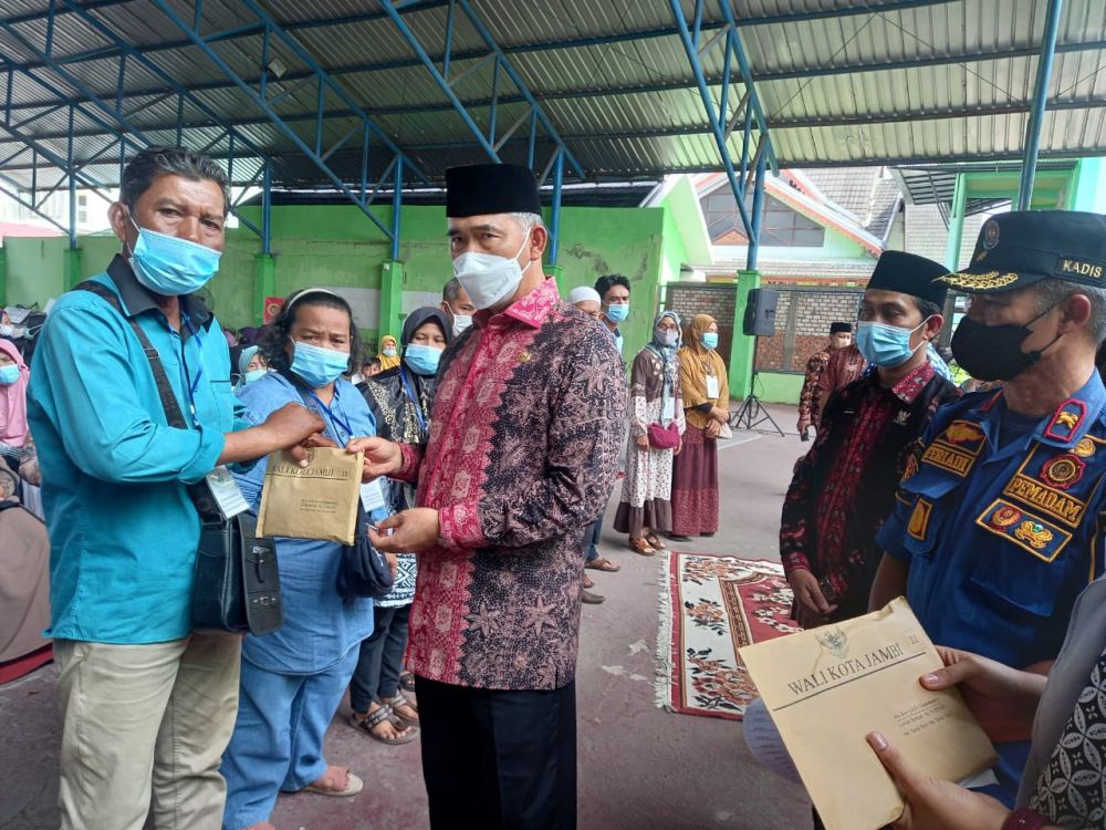 BANTUAN :Walikota Jambi saat meyerahkan bantuan korban kebakaran di Lapangan Tenis, Disdik Kota Jambi 