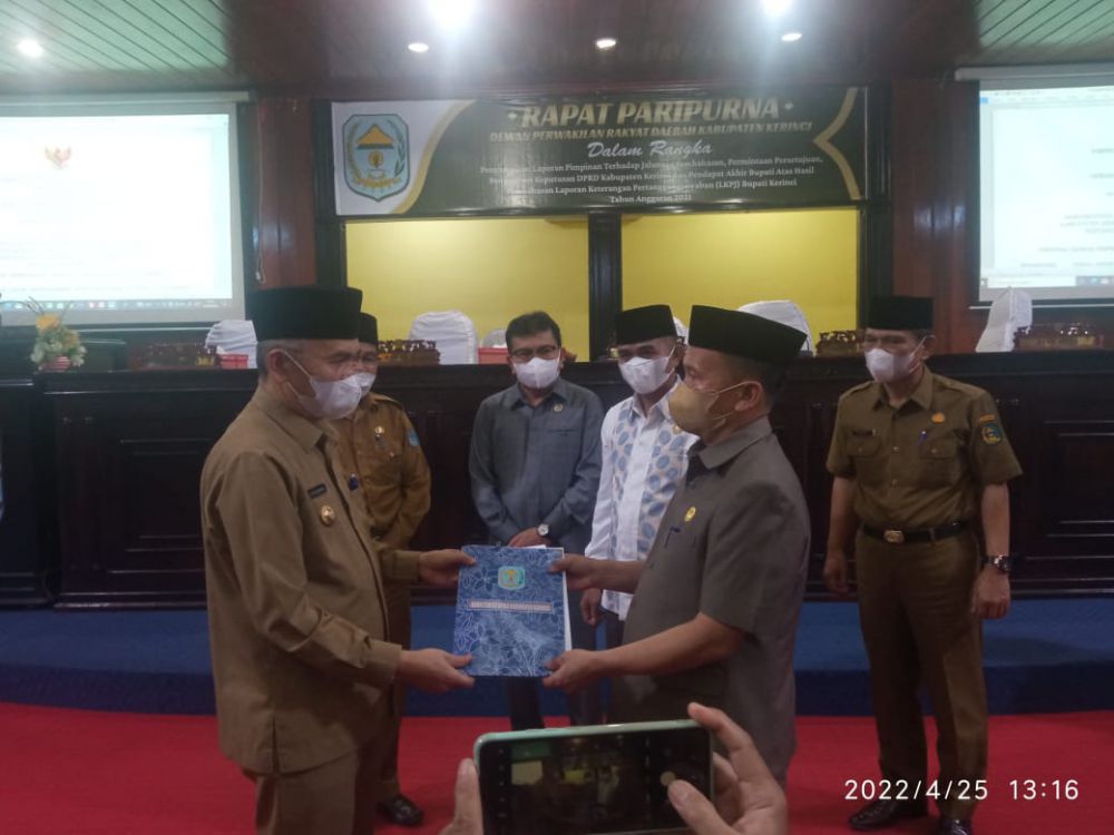 Dewan menyerahkan laporan dan rekomendasi untuk LKPJ Bupati Kerinci 2021, Senin (25/4/2022).