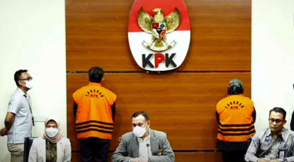 KPK menetapkan Bupati Bogor Ade Yasin dan 7 pihak lain sebagai tersangka kasus dugaan suap pengurusan laporan keuangan Pemkab Bogor tahun anggaran 2021.