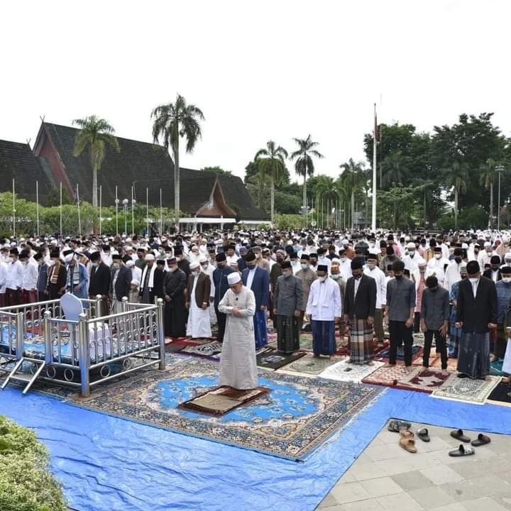 Suasana salat Idul Fitri 1443 H di lapangan Kantor Walikota Jambi pada Senin (2/5) lalu.