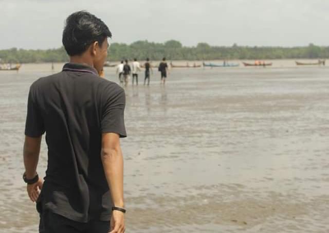 Juliandi Ashar saat berpose foto di Pantai beting Kampung Laut.