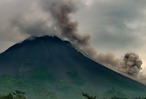 Gunung Merapi kembali meluncurkan guguran awan panas dengan jarak luncur sejauh 2.000 meter ke arah barat daya pada Selasa, 19 April 2022 siang