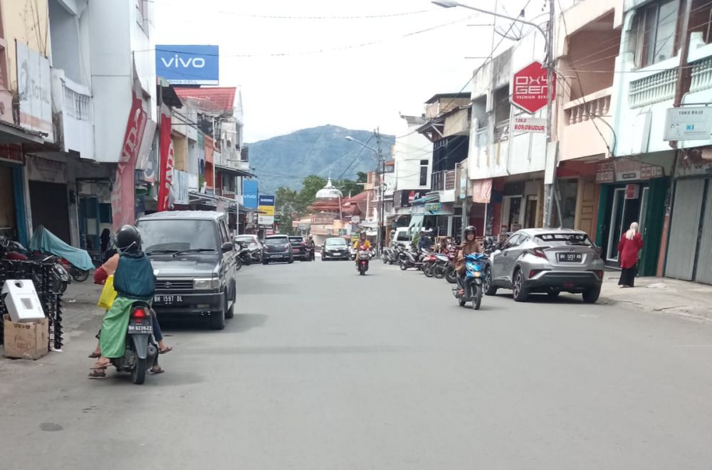 Parkir liar di Jalan MH Thalib Kota Sungai penuh, Kamis (12/5/2022). Saat ini parkir ilegal makin menjamur di Sungai Penuh.