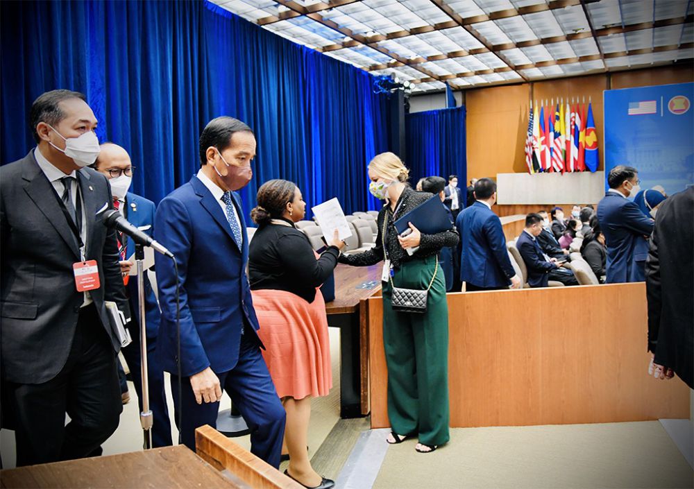 Presiden Jokowi menyerukan penghentian perang di Ukraina karena telah menciptakan tragedi kemanusiaan dan memperburuk perekonomian dunia. Selain itu, perang di Ukraina juga telah melemahkan multilateralisme dan berpotensi memecah belah hubungan antarnegara.