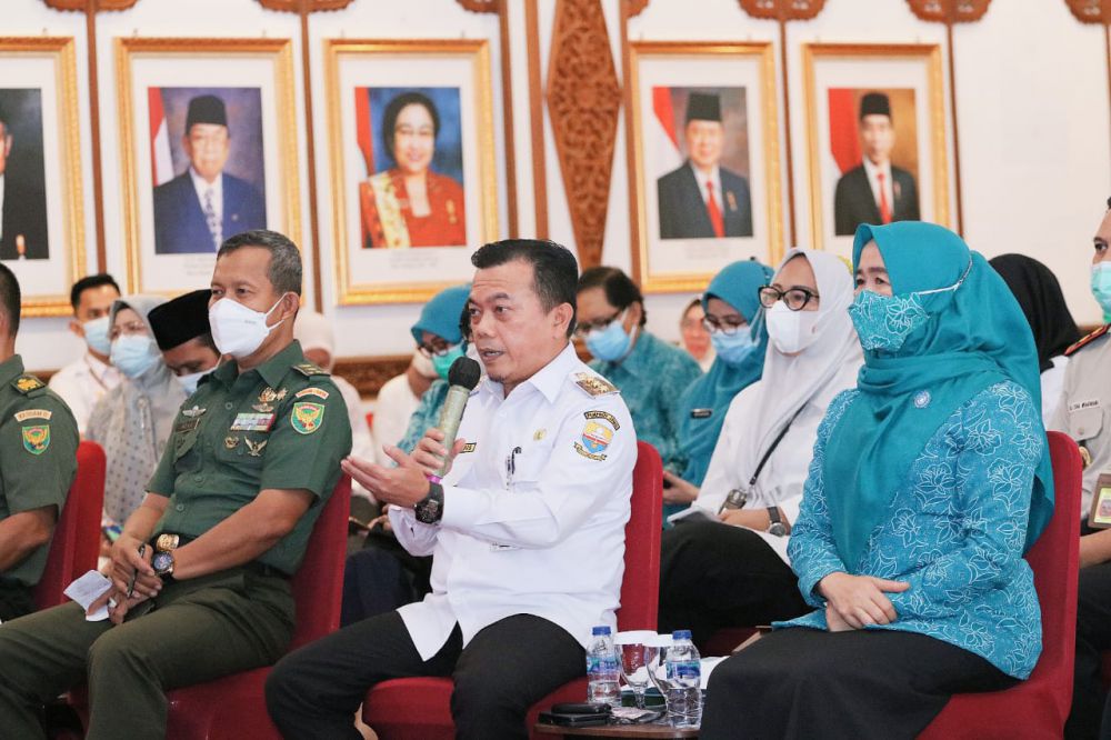 Gubernur menyampaikan aspirasi memperjuangkan fasilitas RSUD kepada Menkes Budi Gunadi Sadikin.