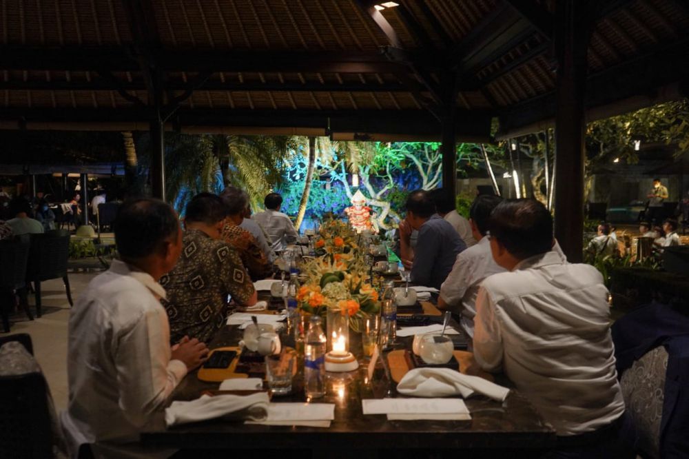 Para Menteri Ekonomi ASEAN telah tiba di Jimbaran, Bali untuk menghadiri Pertemuan ASEAN Economic Ministers’ (AEM) Special Meeting pada 17–18 Mei 2022. Kehadiran para menteri ekonomi ASEAN disambut eksotisme tarian tradisional Bali dan hidangan kuliner nusantara yang disuguhkan pada jamuan penyambutan bersama pada Selasa (17/5).