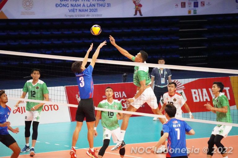 Tim bola voli putra Indonesia saat berlaga di SEA Games 2021. Foto: NOC Indonesia