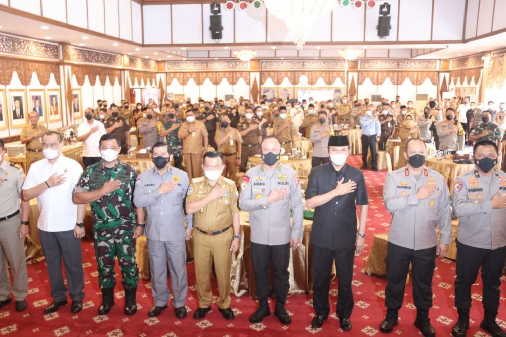 FOTO BERSAMA: Gubernur Jambi beserta Ketua Pelaksana Satgas Saber Pungli dan Forkopimda seusai acara sosialiasi. 