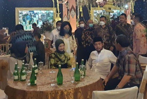Ketua MK, Anwar Usman dan Idayati menghadiri gladi bersih pernikahan di gedung Graha Saba Buana Surakarta, Jawa Tengah.