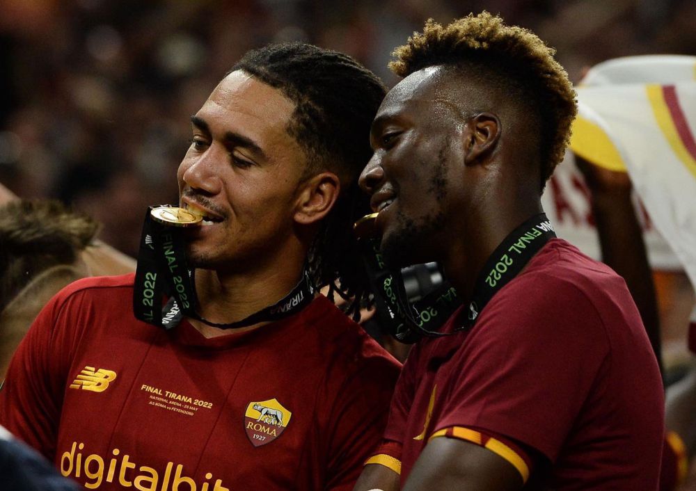 Chris Smalling dan Tammy Abraham saat merayakan kemenangan final UEFA Conference League di Air Albania Stadium, Kamis 26 Mei 2022 dini hari WIB.