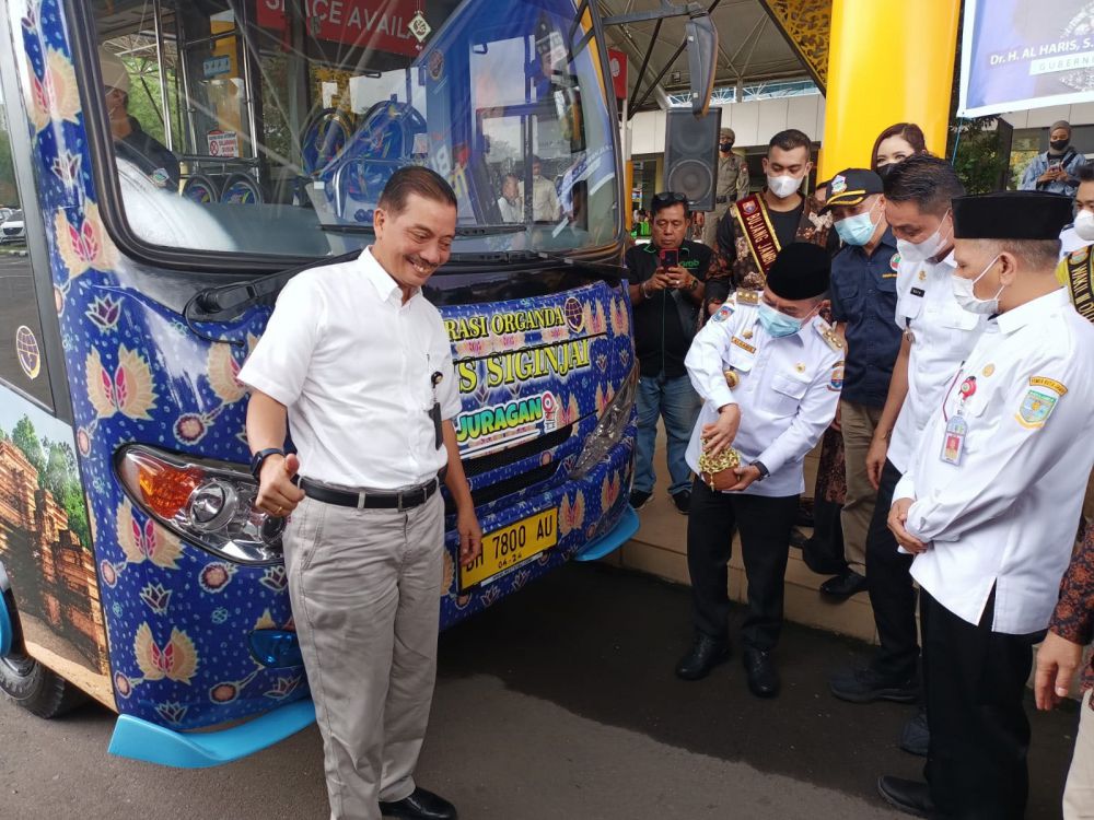Dirut Bank Jambi saat mendampingi Gubernur untuk rute baru Bandara menuju Candi Muarojambi