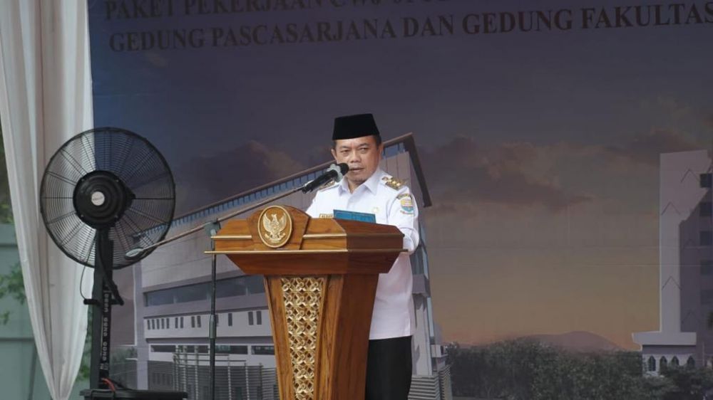 BERI SAMBUTAN: Gubernur Jambi Dr.H.Al Haris, S.Sos,M.H saat acara Ground Breaking Pembangunan Gedung di Unja.
