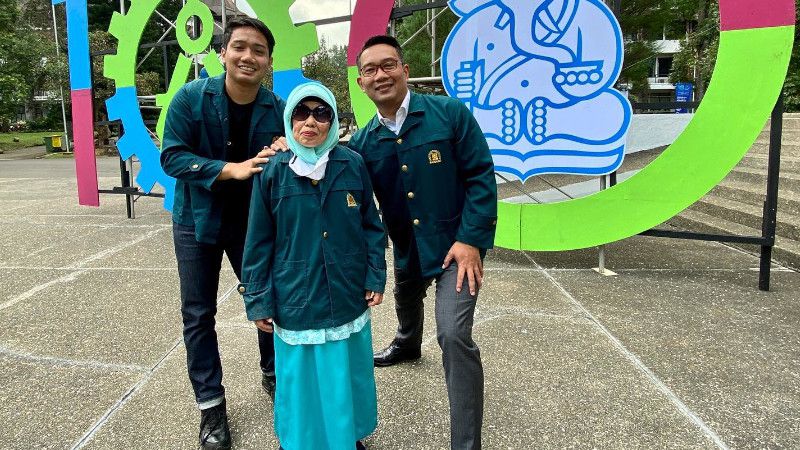 Emmeril Kahn Mumtadz bersama nenek dan Ridwan Kamil saat berada di kampus ITB