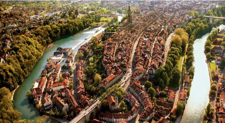 Sungai Aare yang mengaliri 17 ribu kilometer membelah sebuah Kota warisan Unesco--bern.com