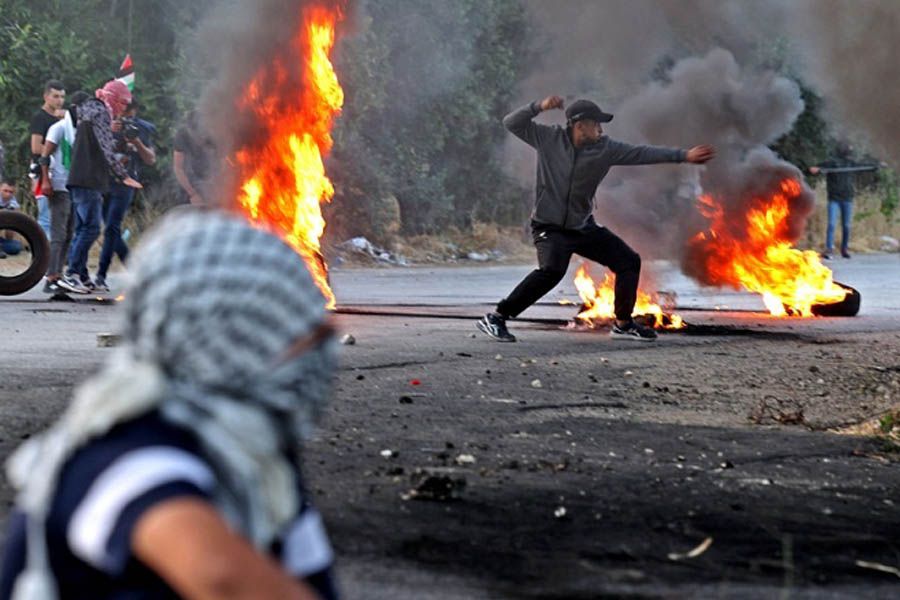 Bentrokan terjadi di beberapa daerah di Tepi Barat. Warga Palestina terus berupaya melawan polisi rezim Zionis, Rabu 1 Mei 2022.