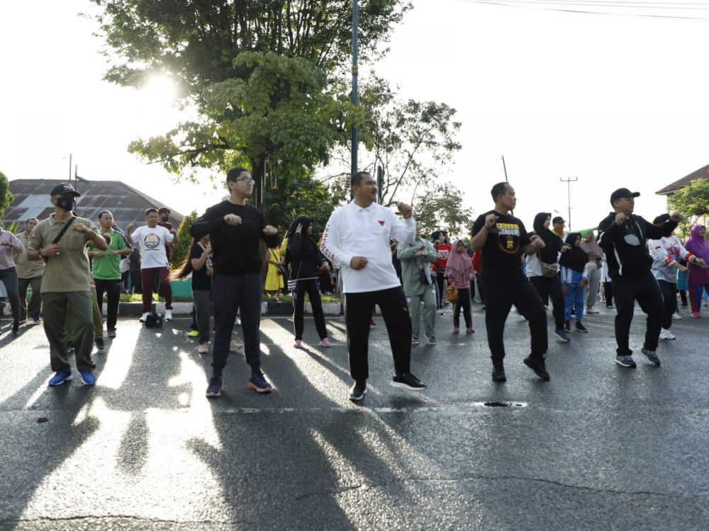 SENAM SEHAT : Bupati dan masyarakat kabupaten Bungo mengikuti senam sehat bersama pada acara car free day yang baru dibuka lagi setelah terhenti akibat Covid-19

