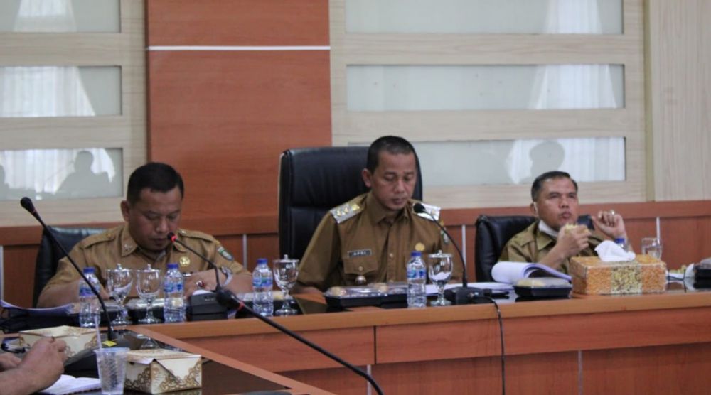 PERSIAPAN: Wakil bupati Bungo memimpin rapat persiapan penilaian Adipura tahun 2022