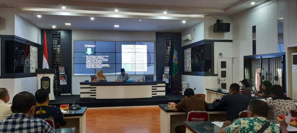 Wakil Walikota Jambi memimpin rapat lintas sektoral pengendalian dan penanggulangan PMK pada hewan di Kota Jambi (9/6).