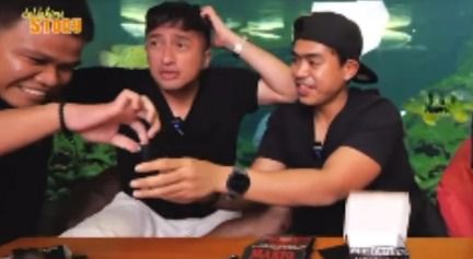 Irfan Hakim bersama Tanboy Kun saat konten one chip challenge memakan keripik terpedas di dunia.