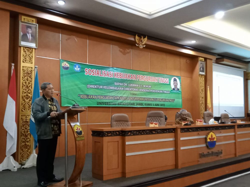 Direktur Kelembagaan Ditjen Dikti saat berdialog bersama PTS se-Provinsi Jambui belum lama ini.