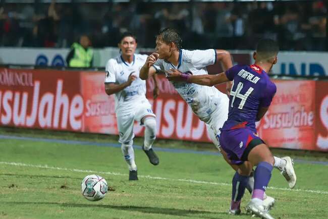 Pertandingan Arema FC vs Persik Kediri di Stadion Kanjuruhan Malang, Rabu (15/6) malam. 