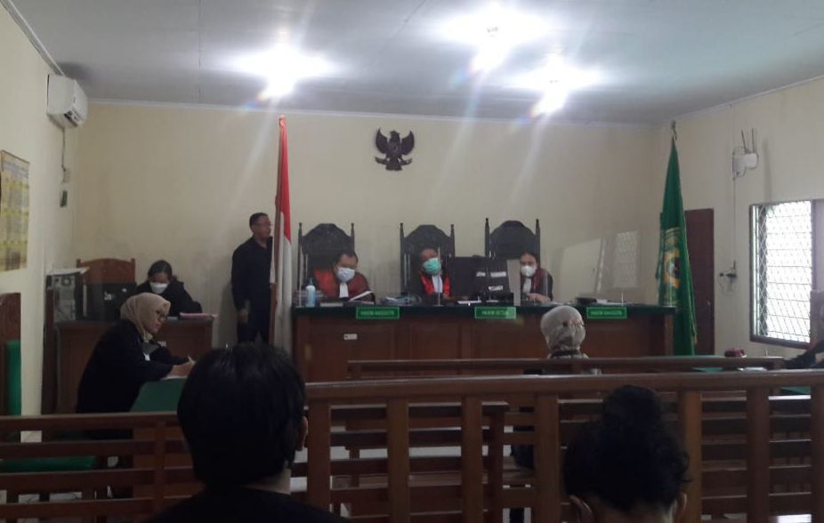 DISIDANG: NA, saat menghadiri persidangan di PN Jambi