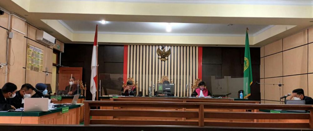 SIDANG : Kasus Ketok Palu dengan terdakwa Apif Firmansyah berlangsung di Pengadilan Negeri Jambi. Isteri Fachrori Umar disebut-sebut

