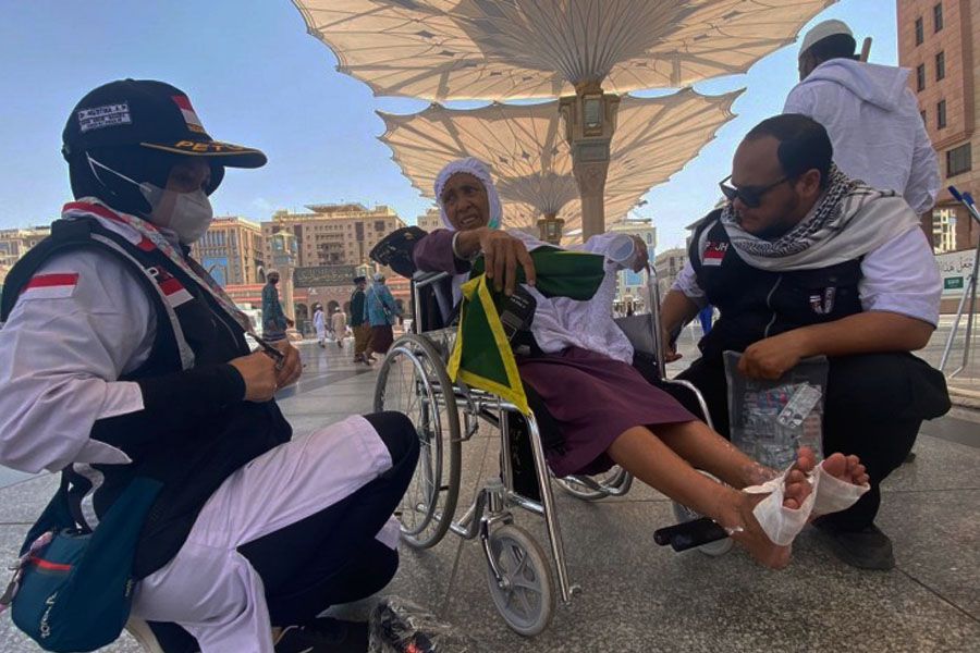 Cuaca di Arab Saudi sangat panas, suhu mencapai 46 derajat celsius. Akibatnya, lantai halaman Masjid Nabawi juga terasa sangat panas, bisa menyebabkan kaki melepuh jika tidak menggunakan sandal atau sepatu.