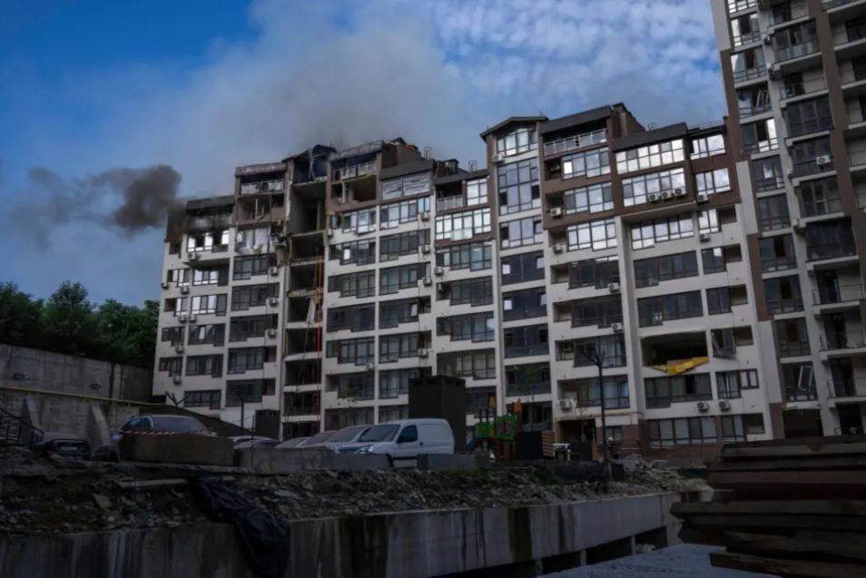 Asap mengepul di udara dari bangunan tempat tinggal setelah ledakan, di Kyiv, Ukraina, Minggu, 26 Juni 2022-The Denver Post 