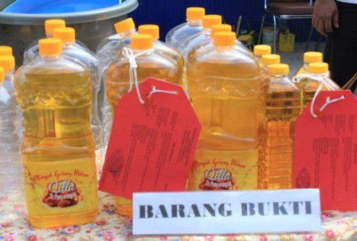 Barang bukti minyak goreng curah dikemas dalam botol premium.