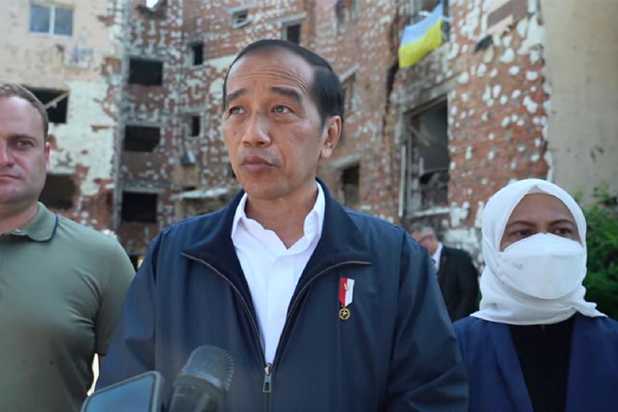 Mengenakan jaket biru, Presiden Jokowi didampingi Ibu Negara Iriana Jokowi memberikan keterangan usai melihat dari dekat Kota Irpin, Ukraina yang hancur akibat invasi Rusia, Rabu 29 Juni 2022. 