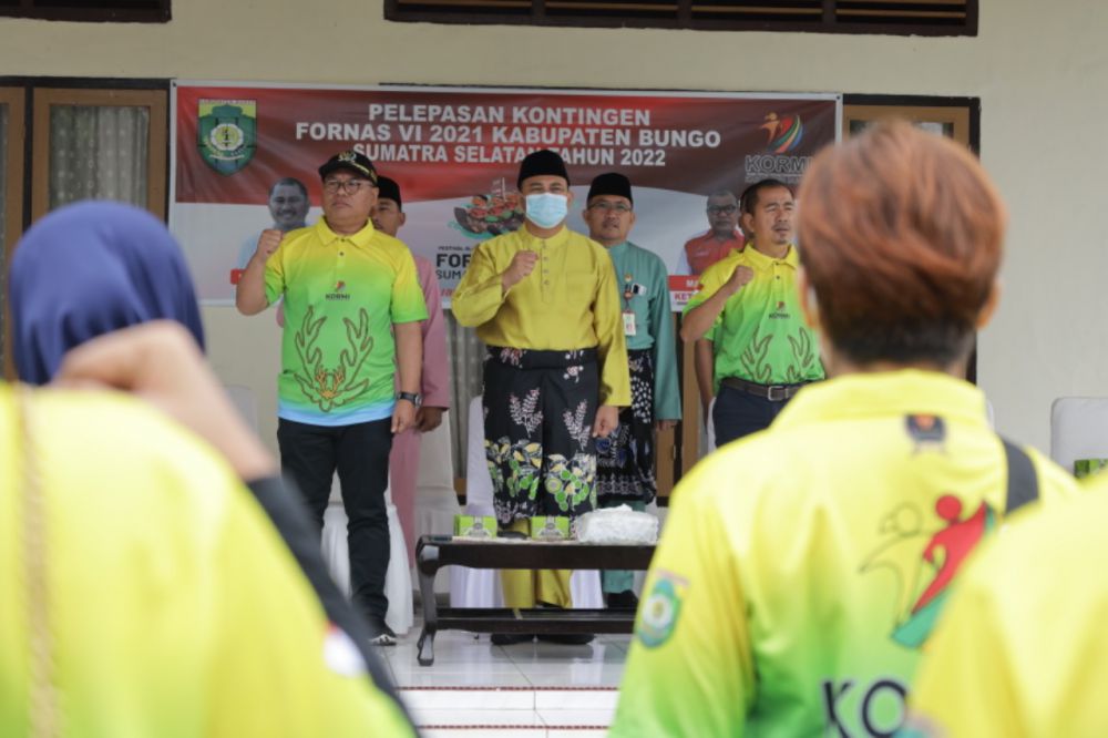 PELEPASAN: Bupati Bungo H. Mashuri melepas keberangkatan Kontingen KORMI kabupaten Bungo yang mengikuti Fornas VI di Sumatera Selatan