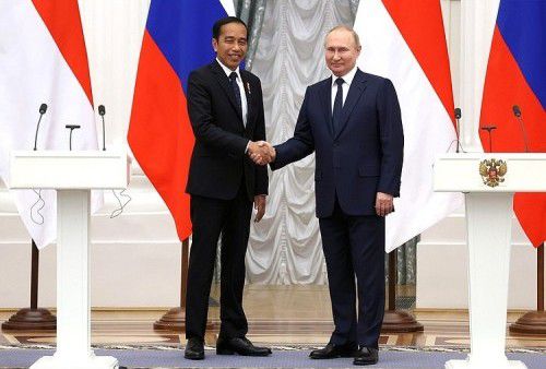 Presiden Jokowi bersama Presiden Vladimir Putin di Kremlin, Rusia.