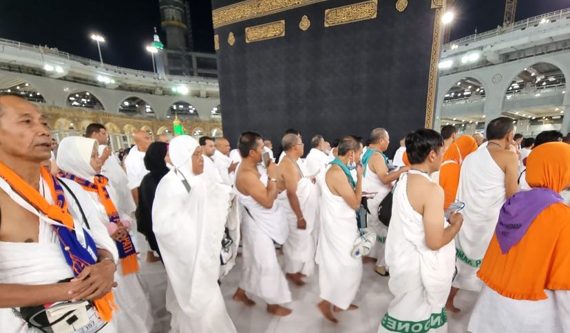Jemaah haji asal Indonesia menunaikan tunaikan umrah wajib.