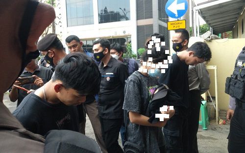 Ketiga pemuda pengendara motor tidak memakai helm diamankan di Mapolresta Bandar Lampung. 