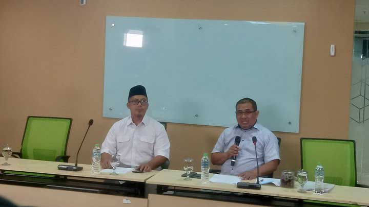Ibnu Khajar (kanan) memberikan keterangan pers, Senin (4/7). 