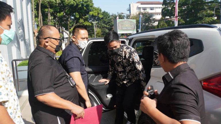 Tersangka pencucian uang Doni Salmanan saat tiba di Kantor Kejati Jabar, Jalan LLRE Martadinata, Kota Bandung, Selasa (5/7). 