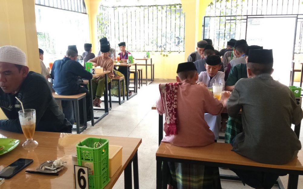 Para santri bernama Muhammad datang untuk mencicipi menu gratis di Rumah Makan Nasi Sambal Asin. 