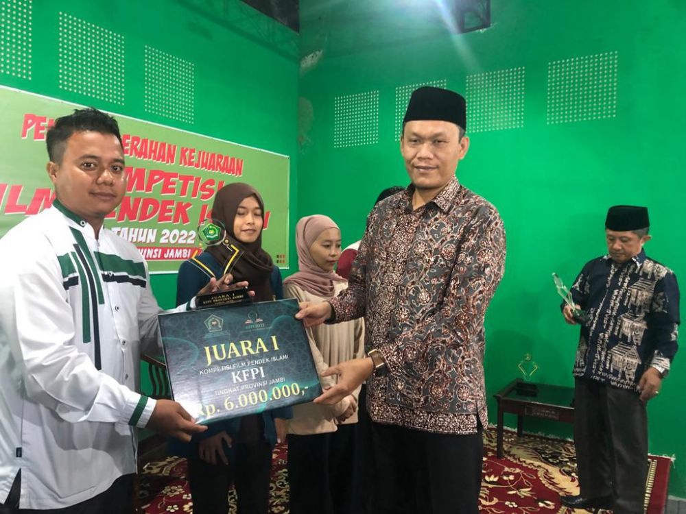 Ahmad Januarsyah menerima hadiah dari Kakanwil Kemenag Provinsi Jambi Zoztafia