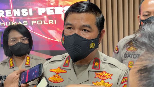 Karo Penmas Divisi Humas Polri, Brigjen Ahmad Ramadhan, menjelaskan kronologis kejadian yang mengakibatkan Brimob asal Jambi tewas tertembak di rumah dinas pejabat Polri. 